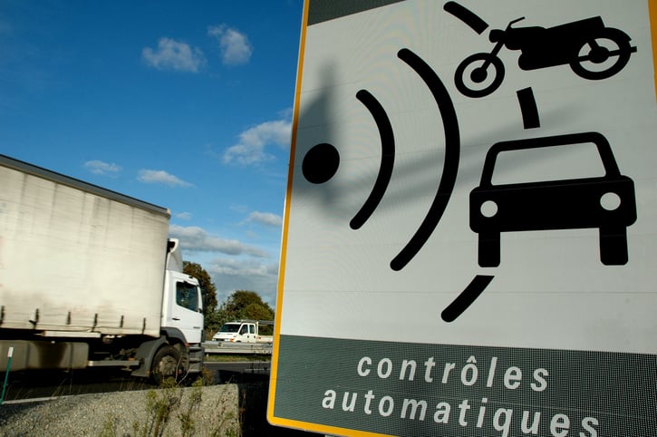 Un panneau indique la présence d'un radar