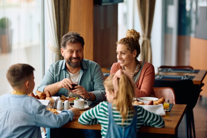 Une famille au restaurant