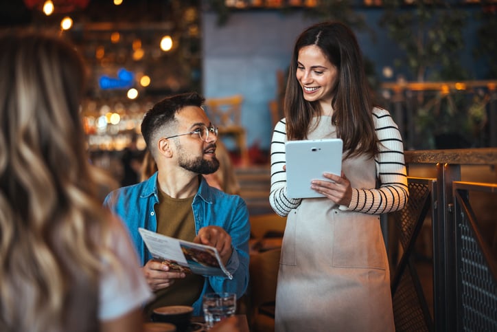 Un serveur et un client au restaurant