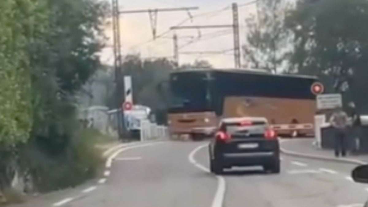 Un car scolaire, qui force un passage à niveau en Savoie