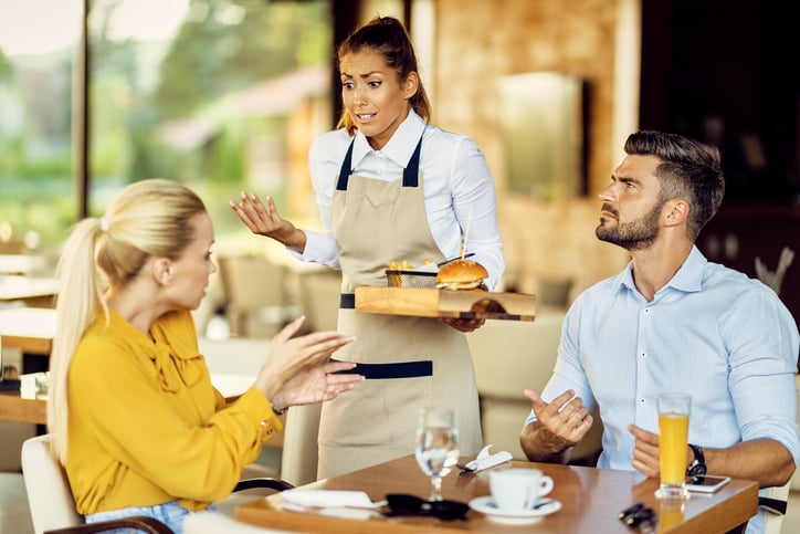 Des clients mécontents au restaurant