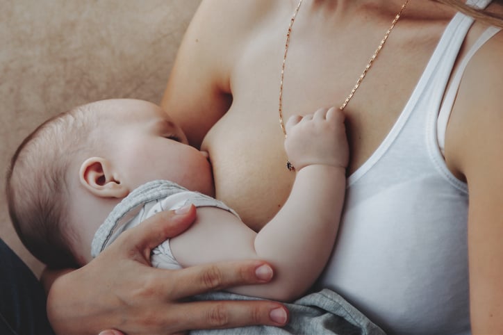 Une femme allaite son bébé