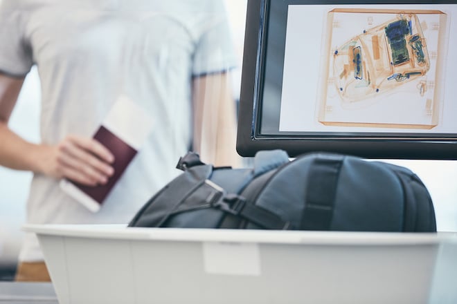 Contrôle de bagage à l'aéroport