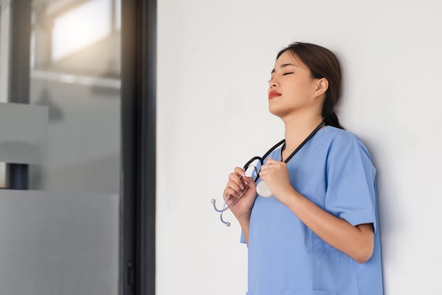 Une infirmière épuisée par son travail 