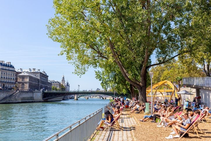 Des transats sur les quais de Paris