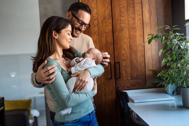 Des parents qui regardent leur bébé