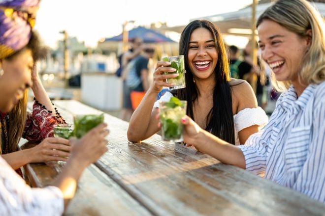 Amies dans un bar en été