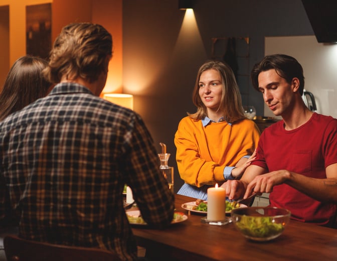 Deux couples partagent un repas