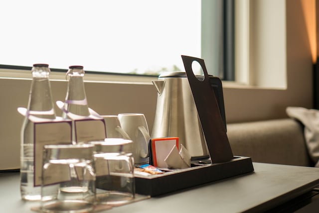Verres et carafe d'eau dans une chambre d'hôtel