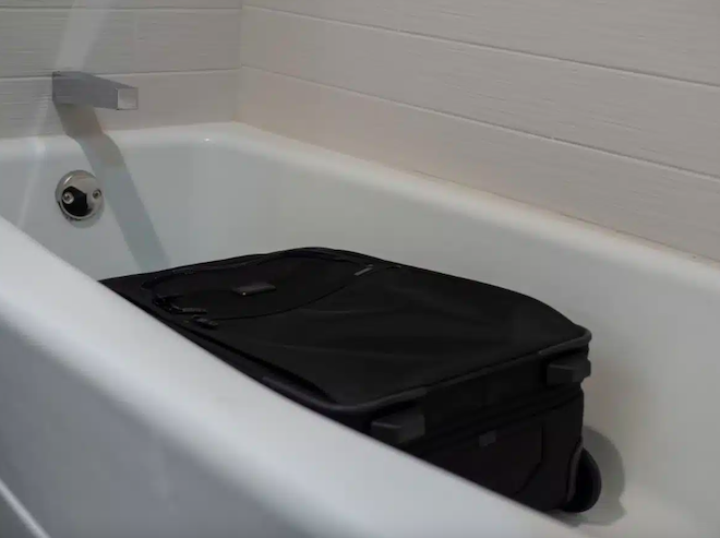 Une valise dans une baignoire