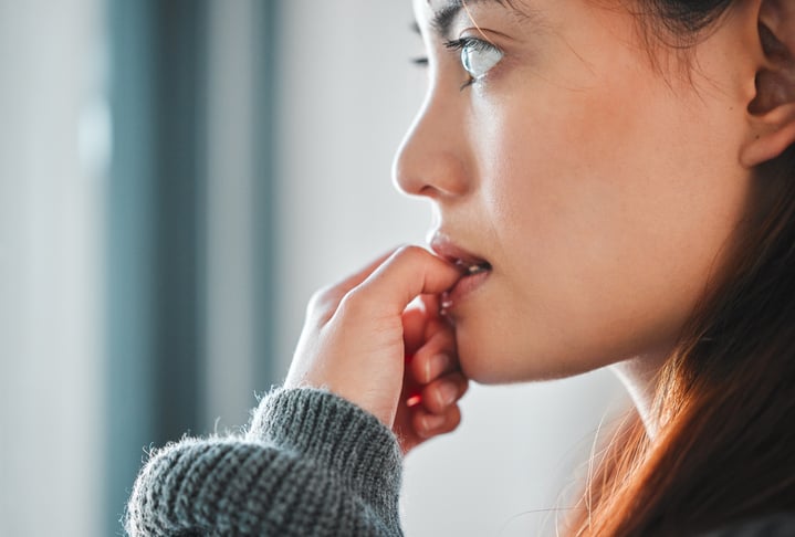 Une femme inquiète