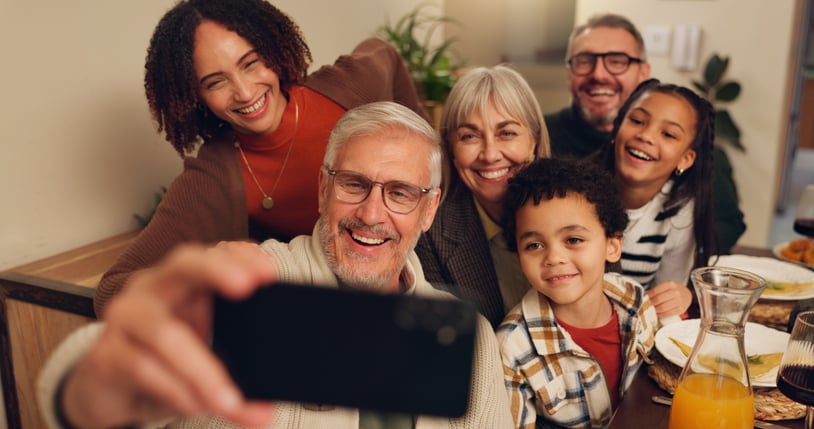 Une famille prend un selfie