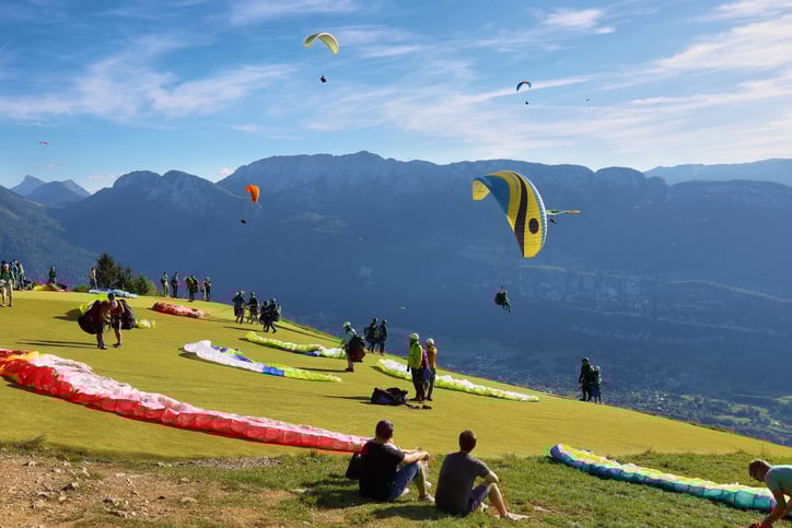 Des parapentes