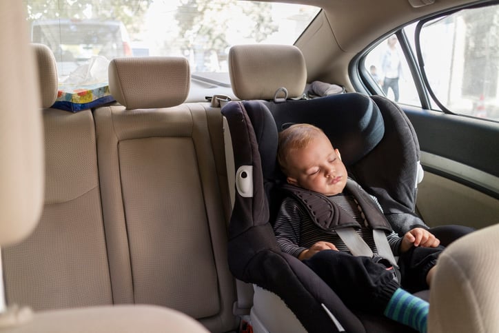 Un enfant dans une voiture