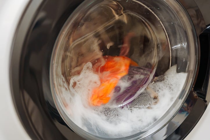 Du linge dans la machine à laver