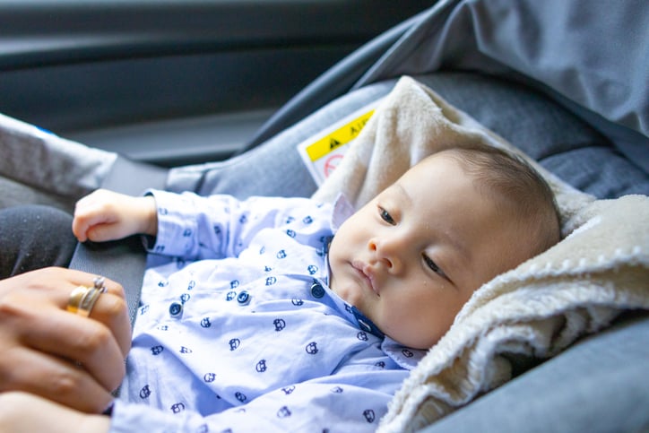 Un bébé dans un siège auto