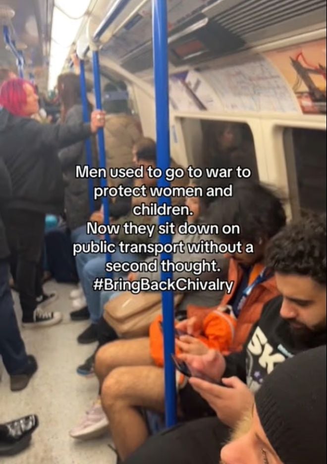 Des hommes assis dans le métro
