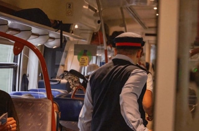 Un contrôleur dans le train