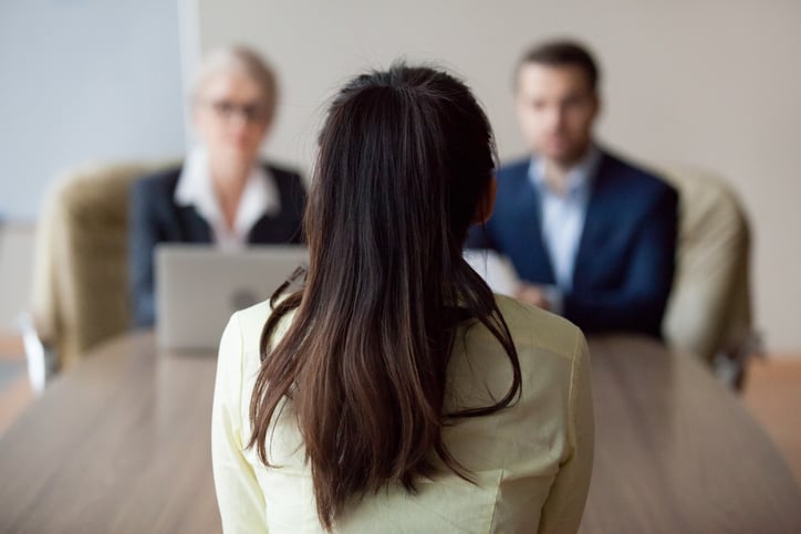 Une salariée en entretien face à ses patrons