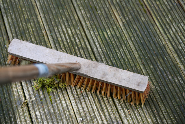 Brosse dure qui frotte le sol