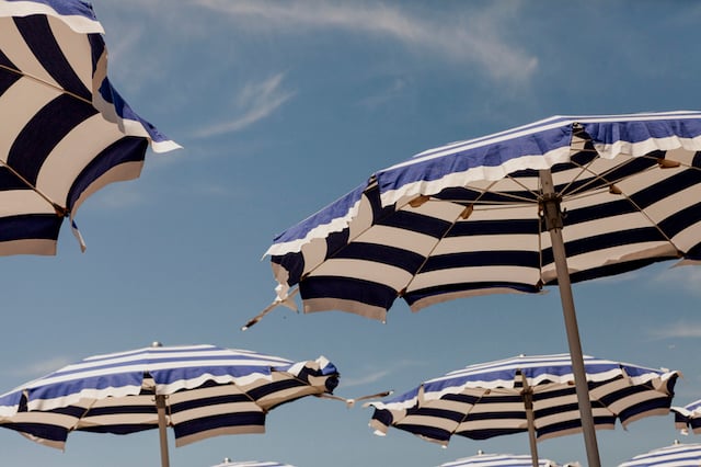 Des parasols sur une plage 