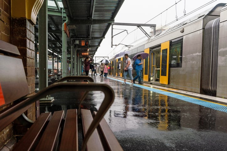 Une gare sous la pluie