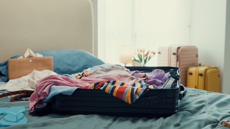 Une valise ouverte sur un lit