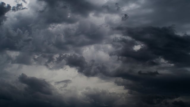 Nuages noirs dans le ciel
