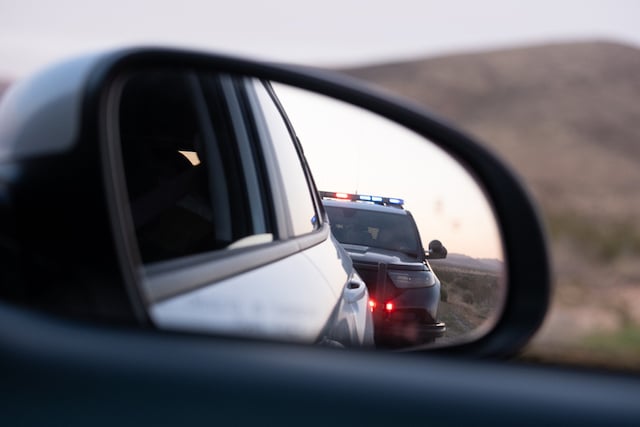 Voiture de police dans le rétroviseur 