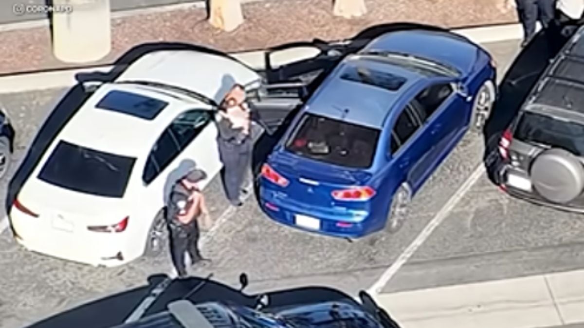 Des policiers sauvent un bébé, oublié dans une voiture, le 17 juin dernier à Corona (Californie)