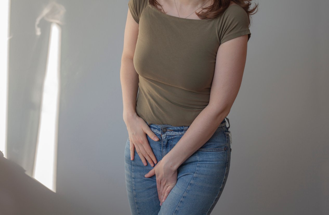 Une femme a mal à l'intérieur des cuisses