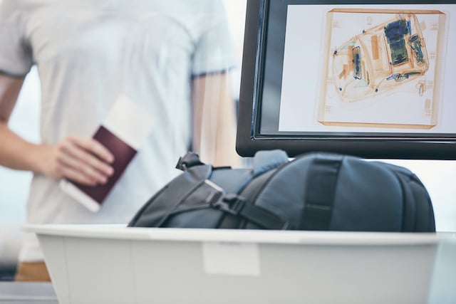 Contrôle des bagages dans un aéroport