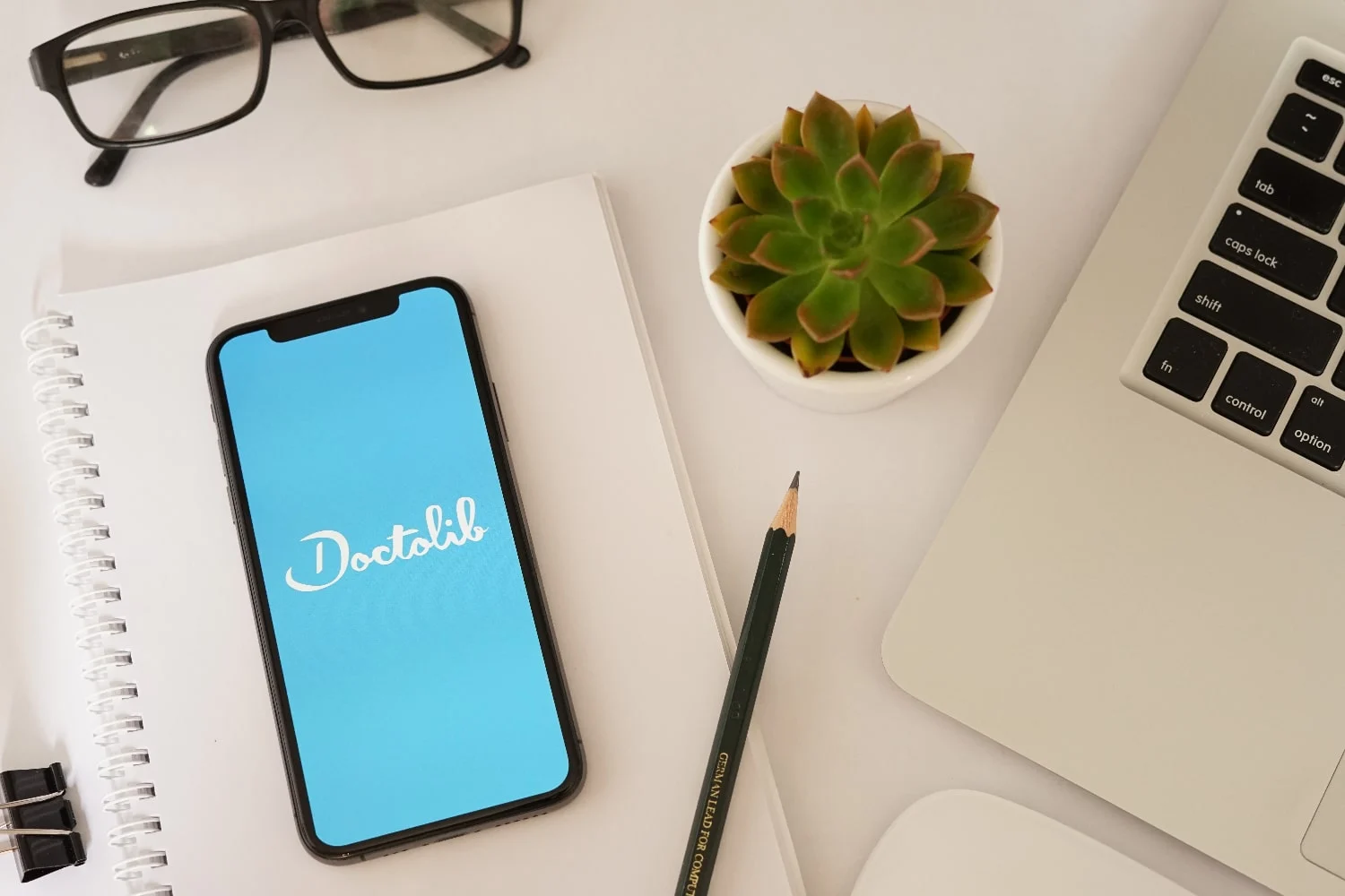 Plateforme Doctolib consultée sur un smartphone