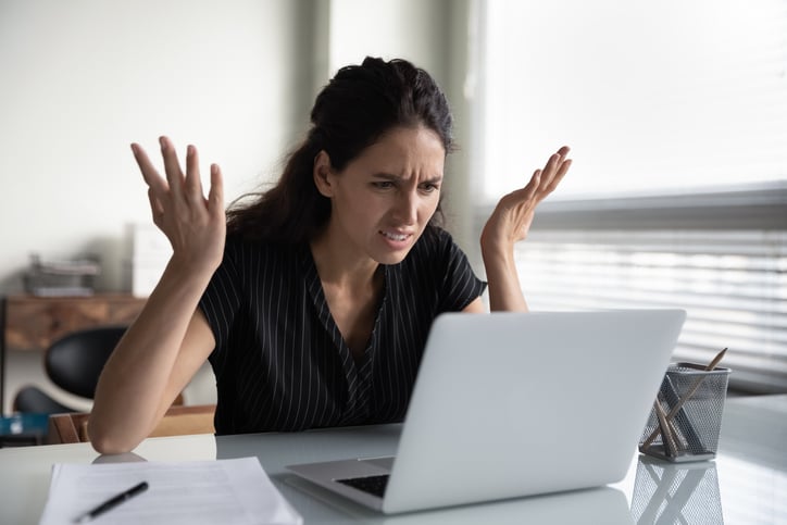 Une femme s'aperçoit qu'on lui a volé ses données personnelles sur internet