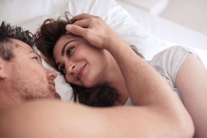 Couple amoureux dans un lit