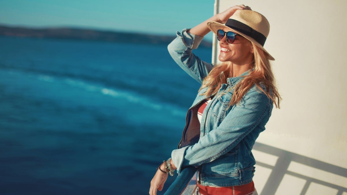 Une femme sur un bateau de croisière