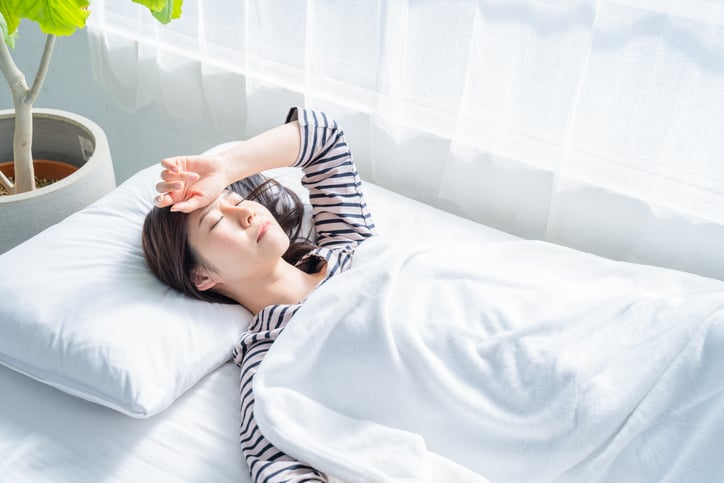 Une femme allongée dans un lit 