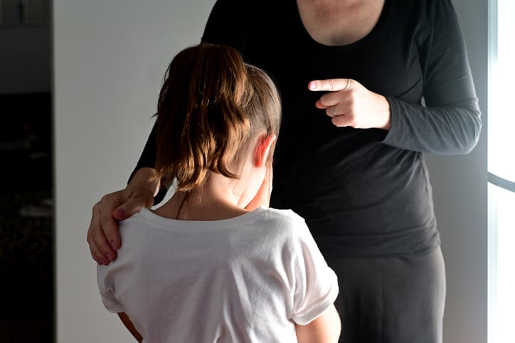 Un parent sermonne son enfant