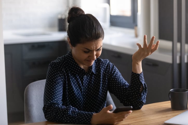 Une femme reçoit un SMS