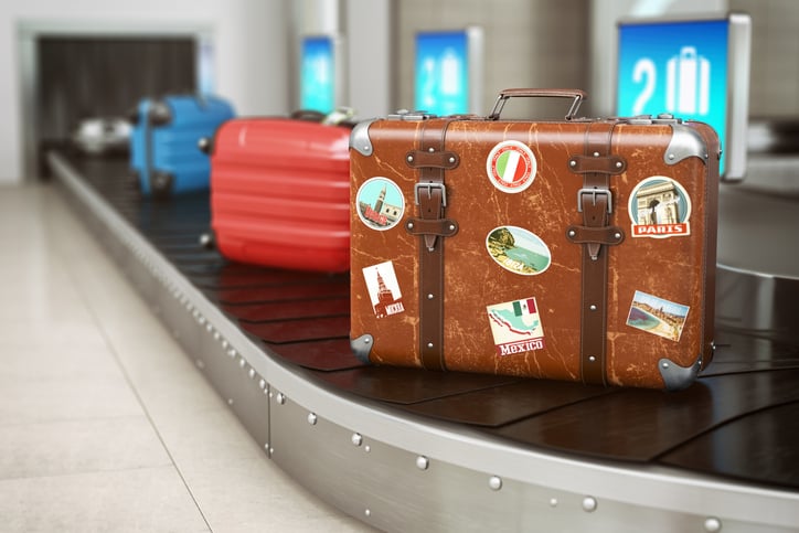 Une valise recouverte d'autocollants