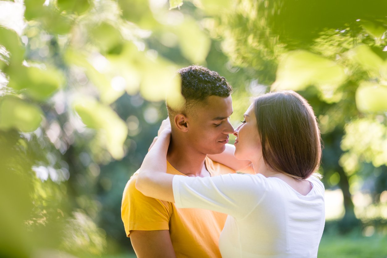 Un couple s'embrasse dans la nature