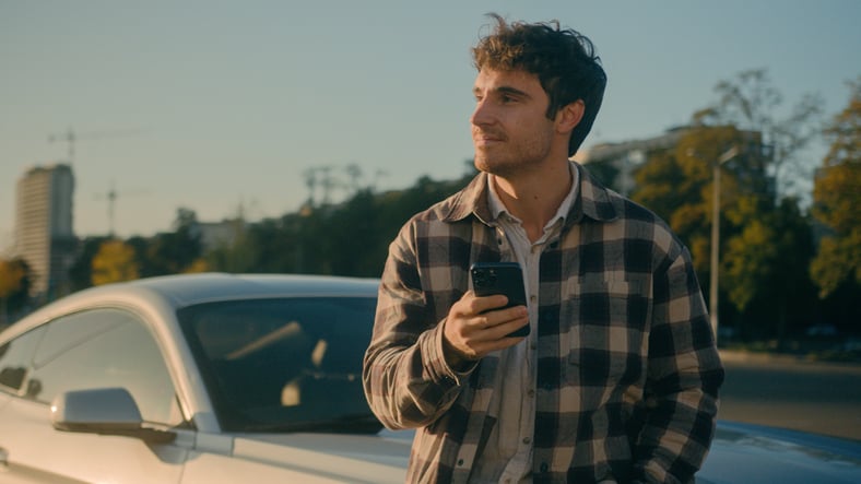 Un homme près de sa voiture