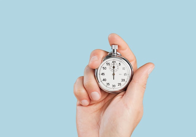 Gros plan sur une main qui tient un chronomètre
