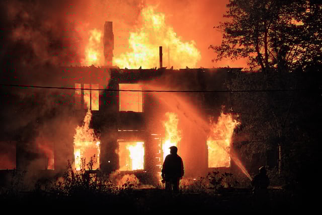 Une maison en train de brûler 