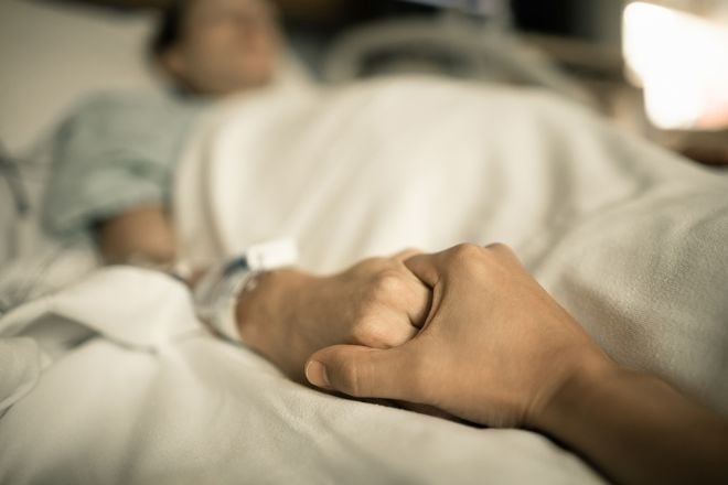 Personne sur son lit d'hopital