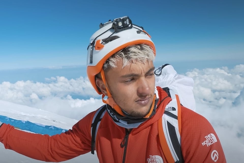 Inoxtag gravit l'Everest