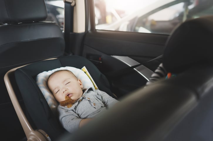 Un bébé dans une voiture