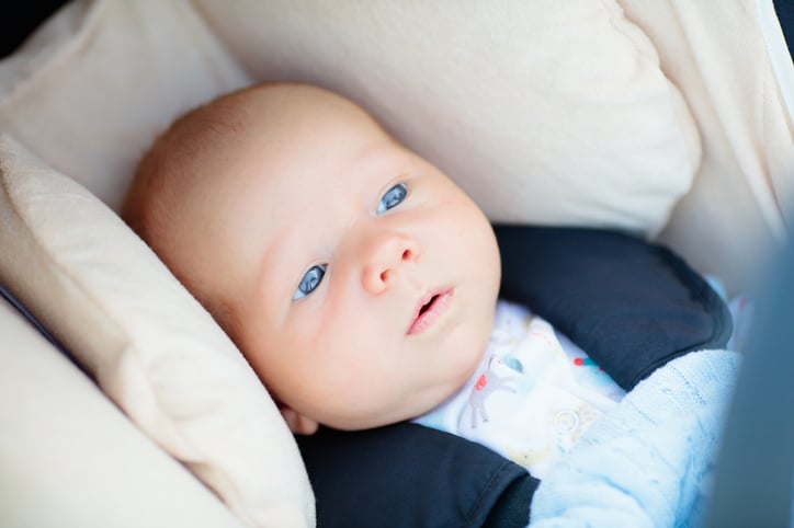 Un bébé dans un siège auto