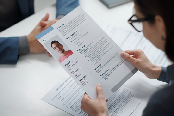 Un recruteur lit un CV
