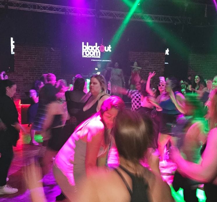 Des femmes dansent en boîte de nuit